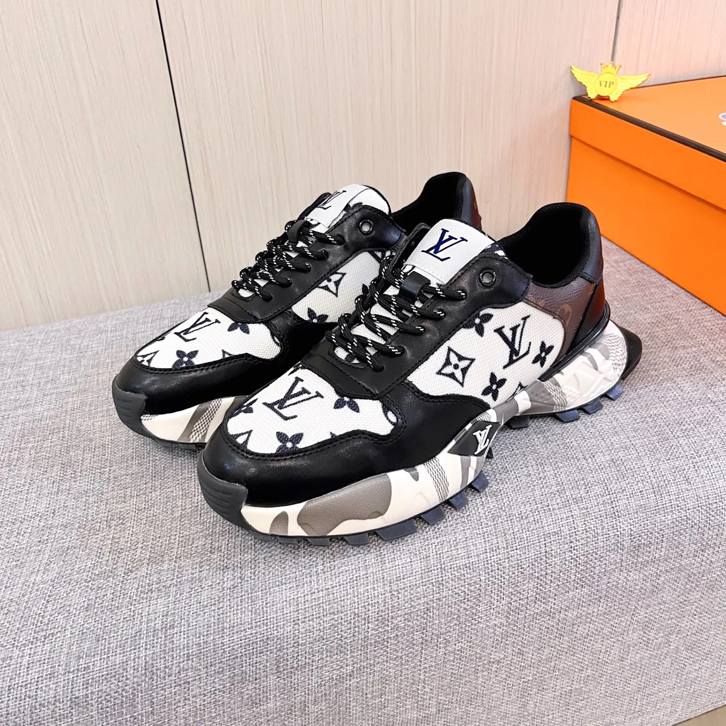 Men's shoes💰 460💰[LV]🔥Louis Vuitton, high-end men's shoes brand, official website 1:1 latest masterpiece: the upper is made of Italian imported first-layer cowhide with a comfortable and breathable lining➕original non-slip and wear-resistant outsole🔥, making walking more convenient and comfortable! An exclusive new model, a stunning work, a beautiful 1:1 replica [color] compared to the official quality! Create a fashionable personality to set off your uniqueness! A must-have for trendy men! Classic 🔥 Size: 38-44 Color: 🔥 2 colors available 🔥.